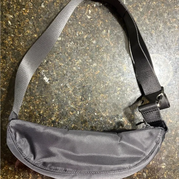 Lululemon City Adventurer Bag 2.5L - Picture 6 of 7